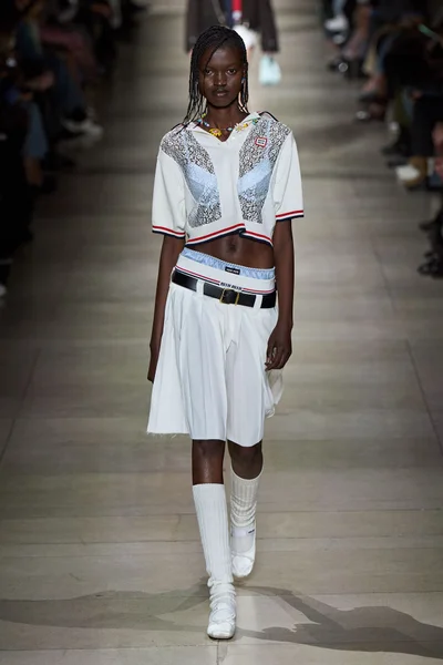 Look 10